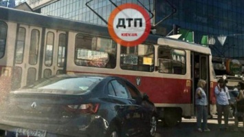 В центре Киева легковушка протаранила трамвай (фото)