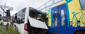 В Германии поезд врезался в застрявший на путях школьный автобус