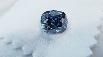 Sotheby`s выставил на торги голубой бриллиант весом более чем 12 карат