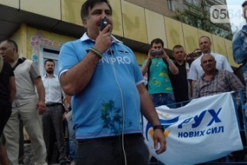 В Днепропетровской области экс-президента Грузии Саакашвили забросали яйцами и зеленкой (ФОТО)