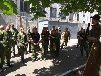 В Лисичанске спецназовцы учили полицейских обращаться с современным оружием (Фото)