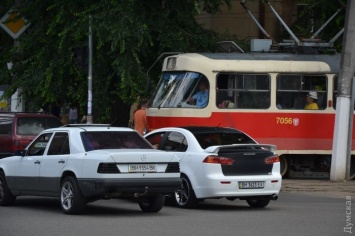 Экипажи одесских трамваев и троллейбусов переодеваются в голубую униформу