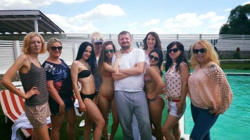 Противник геев Мосийчук опубликовал снимок в компании полуобнаженных девушек