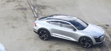 Электрокар Audi e-Tron Sportback проходит тесты на крыше парковки в Германии