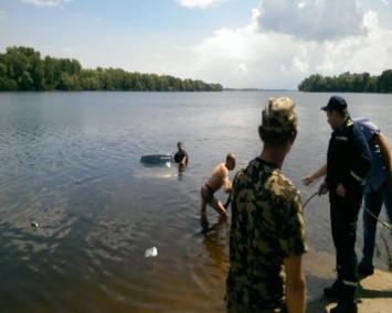 В Черкасской области спасатели вытащили из Днепра утонувший ВАЗ