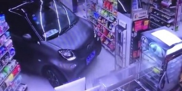 Китаец заехал на машине в магазин, чтобы не тратить время на парковку