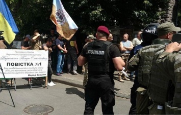 Пока Порошенко в отъезде, "айдаровцы" бьют охрану администрации президента