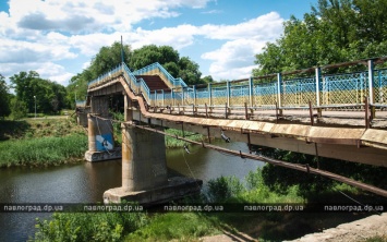 В Павлограде начали реконструкцию пешеходного моста через р. Волчья