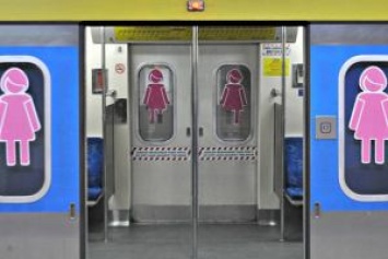 В метро женщинам решили выделить отдельные вагоны