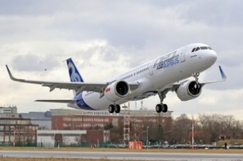 Airbus и Boeing заключили контракты и меморандумы на продажу более 300 самолетов за один день