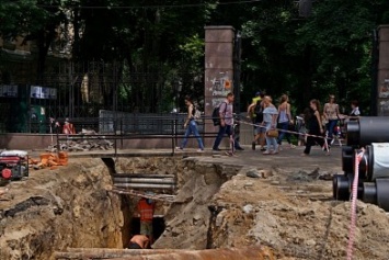 В Одесском Горсаду вырыли подземный тоннель (ФОТОФАКТ)