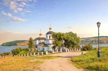 Названы самые популярные у туристов деревни России