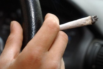 Жители Мирнограда жалуются на водителей маршрутки, которые курят в салоне