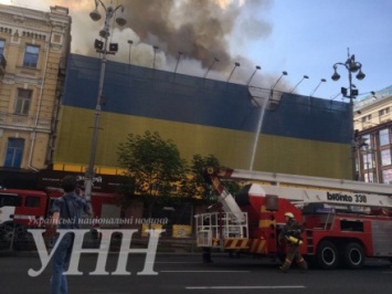 Пожар в центре Киева: в ДСНС сообщили об угрозе распространения огня на жилой сектор