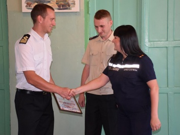 Николаевские спасатели поблагодарили юных моряков за спасение подростка, который едва не утонул в Ингуле