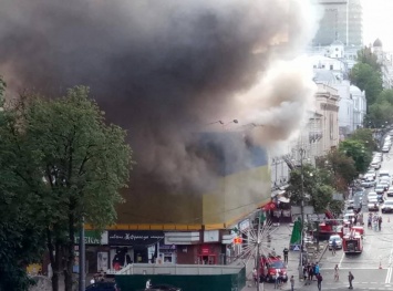 Пожар в центре Киева локализован, горит вся крыша здания, - нардеп