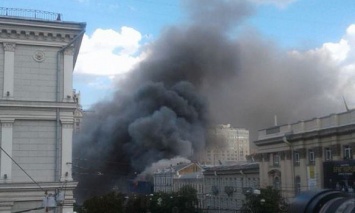 В сети появилось новое видео последствия пожара на Крещатике в Киеве