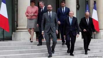 Еще два французских министра ушли в отставку