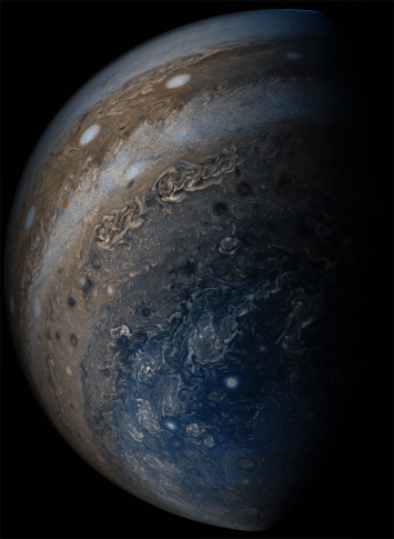 NASA показала красивые снимки Юпитера