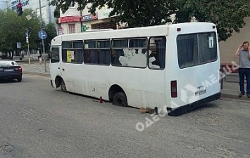 В Белгород-Днестровском маршрутка с пассажирами ушла под землю (фото)