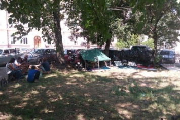 В центре Одессе ромы обустроили палаточный городок и бросаются на людей (ФОТО)