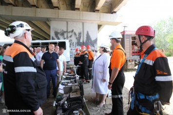 Спасатели провели учения на случай обрушения Ингульского моста