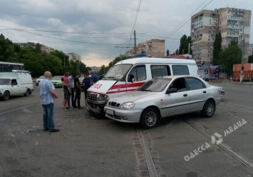 В Одессе на трамвайных путях столкнулись карета скорой помощи и легковушка