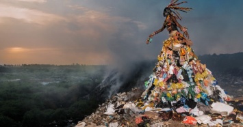 "Боги мусора": фотограф Фабрис Монтейр одел моделей в платья из отходов