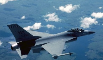В Техасе разбился истребитель F-16 с боеприпасами. Пилот выжил