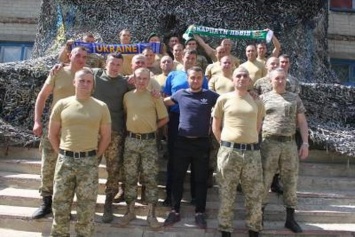 Матч под носом у боевиков: украинские военнослужащие и футболисты провели встречу в Марьинке (видео)
