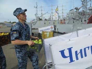 Помощник министра обороны показал, чем кормят курсантов одесского института ВМС в катерном походе по Черному морю