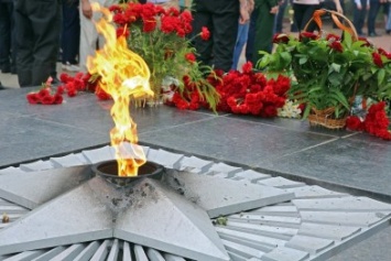 В день памяти и скорби в Симферополе возложили цветы к могиле Неизвестного солдата (ФОТО)