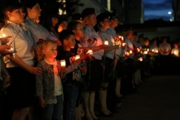 Полицейские пронесли по центру Симферополя 1,5 тысячи зажженных свечей (ФОТО)