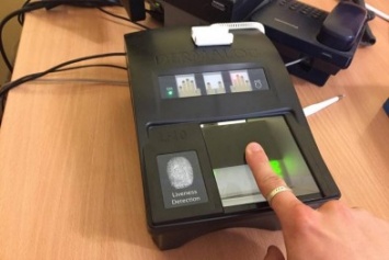 Отпечатки пальцев и "честный обмен" документами: как журналист 057 получал биометрический паспорт (ФОТО)