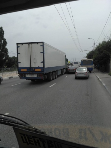 Евпаторийское шоссе «встало» из-за аварии с фурой и легковушкой