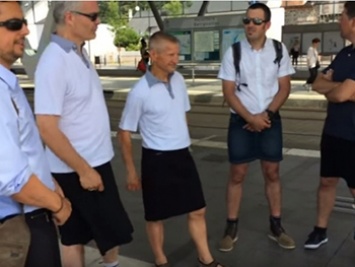 Во Франции водители трамваев после запрета на шорты надели на работу юбки