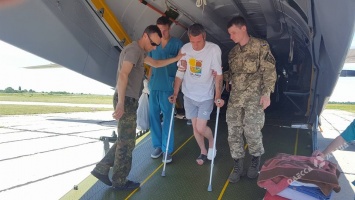 В Одессу самолетом привезли 22 раненных в зоне АТО бойца: четверо в тяжелом состоянии