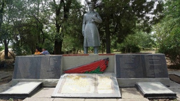 Активисты ОНФ благоустроили братскую могилу советских воинов в Джанкойском районе