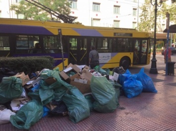 Греческие города утопают в мусоре из-за забастовки коммунальщиков