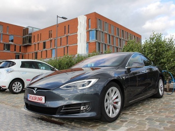 Tesla Model S проехала на одной зарядке 900 километров