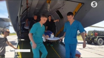 Одесса приняла борт с ранеными бойцами АТО (видео)