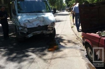 ДТП в Кривом Роге: "Жигули" столкнулись с микроавтобусом, пострадал водитель
