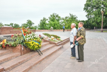 22 июня в Одессе: полиция, цветы и патриотичные «тролли» (фоторепортаж)