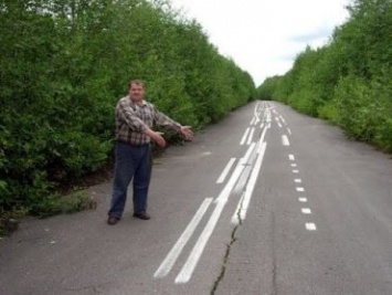 В России разметку на дорогу нанесли криво - с учетом объезда ям