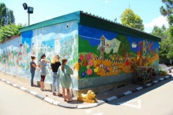 В Детском парке Симферополя обновляют стену с крымскими достопримечательностями (ФОТО)
