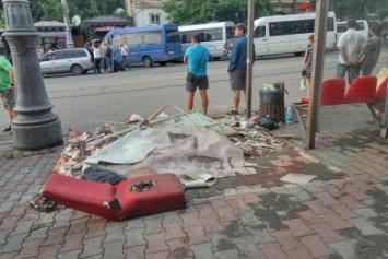 Возле центрального автовокзала Одессы появилась мусорная свалка (ФОТО)