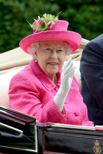 Просто вау: королева Елизавета II произвела фурор своим ярким розовым нарядом