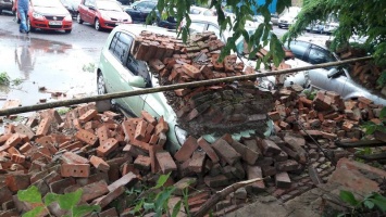 В Мукачево кирпичная стена рухнула на припаркованные автомобили