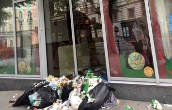 Львовский магазин Порошенко завалили горой мусора
