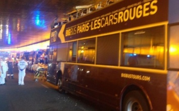 В Париже двухэтажный автобус с туристами застрял в тоннеле, есть травмированные